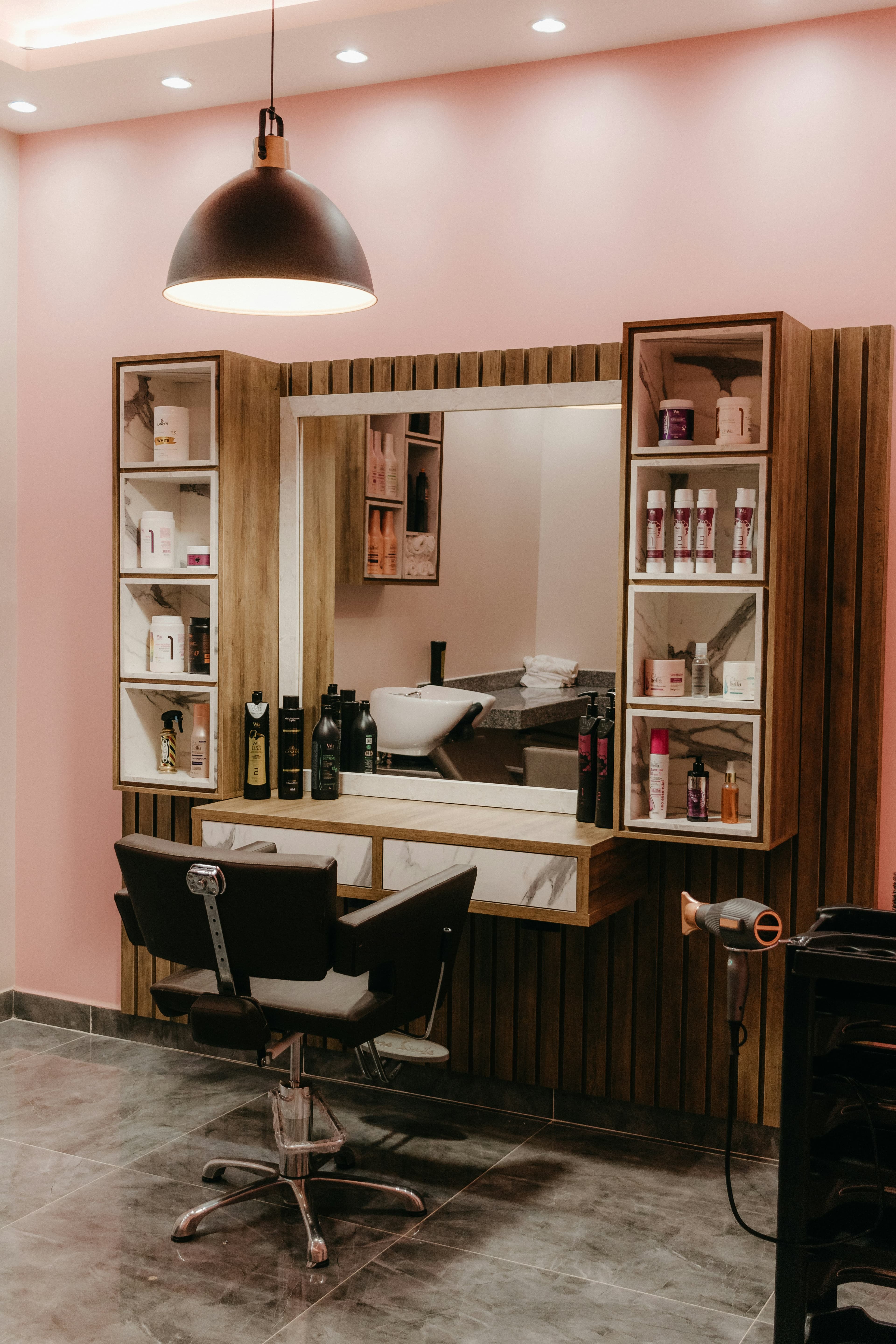 Salon de belleza luminoso y moderno